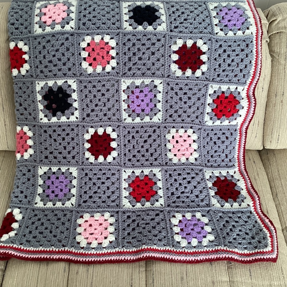 Vintage New Handmade Gray Multi Color Granny Square Afghan - Picture 8 of 10